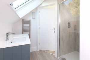 Ensuite - click for photo gallery